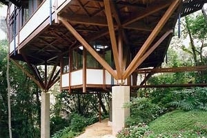 Casa na Praia de São Pedro, Guarujá, 1997. Arquitetura com madeira certificada, arquiteto Marcos Acayaba. <br />Foto Nelson Kon