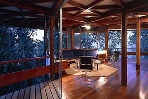 Casa na Praia de São Pedro, Guarujá, 1997. Arquitetura com madeira certificada, arquiteto Marcos Acayaba. <br />Foto Nelson Kon