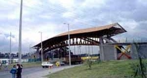 Ponte coberta para pedestres, 45 m. Bogotá, Colômbia. Estrutura de caña guadua e bambu. Arquiteto Simón Vélez