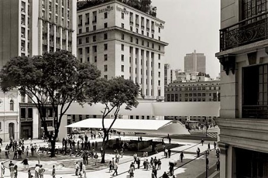 Cobertura da Praça do Patriarca, arquiteto Paulo Mendes da Rocha<br />Foto Nelson Kon