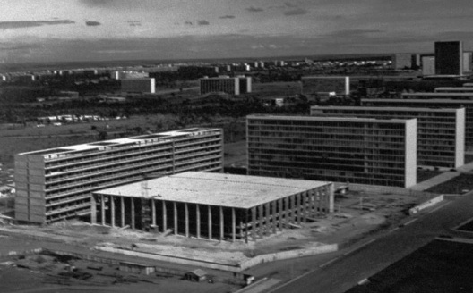 Palácio do Itamaraty visto do Congresso Nacional<br />Foto de Milton Ramos, acervo do arquiteto.
