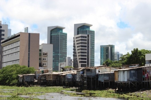 A cidade de contrastes, de exclusão e de dívida social <br />Foto Roberto Ghione 