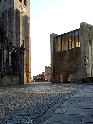 Fig. 26 - Casa dos 24, fachada Nascente e vista parcial da galilé da Sé Catedral<br />Foto Francisco Portugal e Gomes