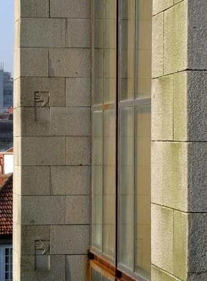 Fig. 27 - Casa dos 24, fachada Poente, com pormenores do palmo gravado no granito<br />Foto Francisco Portugal e Gomes