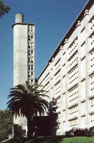 Sala de Máquinas – exterior: aberturas da fachada norte e torre acoplada<br />Foto Ricardo Rocha