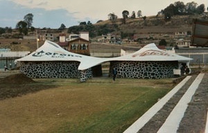 Baños y vestidores realizados en autoconstrucción por los pobladores del Mirasol, Estado de México, con la asesoría del arquitecto Carlos González Lobo. Sistema CGL-1 [Autor, México 2002]