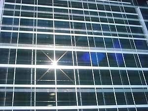 Fachada com módulos fotovoltaicos<br />Fotos Oscar Aceves TFM