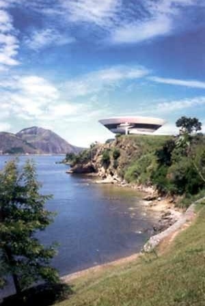 Museu de Arte Contemporânea, MAC, Niterói, RJ, Brasil. Arquiteto Oscar Niemeyer<br />Foto Paul Meurs