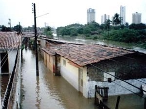 Ruas e casas alagadas no período das chuvas. Risco para as famílias e agressão ambiental. Verifica-se já uma tendência de verticalização<br />Foto Marco Antonio Suassuna Lima