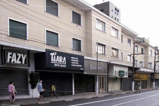 Predinhos destinados ao uso misto: comércio e residências, 2005<br />Foto Cássia Nobre