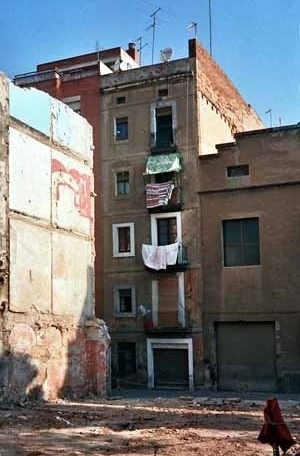 Vista do bairro de Barcelona Ciutat Vella, que se contrapõe frontalmente com o novo urbanismo proposto para a zona Fórum.<br />Foto do autor (junho 2004) 