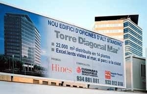 Vista das atuais obras que se realizam em Poblenou. Arquitetura de Alto Standing em construção.<br />Foto do autor (agosto 2004) 