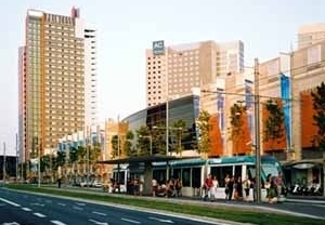 Vista da Avenida Diagonal, donde se observa em primeiro término o Centro Comercial Diagonal Mar e os elegantes edificios de Hoteles de 4 estrellas que flanquean ao fondo, ao Edificio Fórum.<br />Foto do autor (agosto 2004) 
