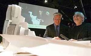 Maquete do edifício que Frank Gehry apresentou para o Prefeito Joan Clos em Barcelona e que será construído em La Sagrera.<br />Foto Julio Carbó.  [El Periódico de Cataluña, 21 de mayo de 2004]