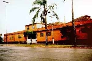 Fachada principal da Z. D. Costi & Cia. Ltda., 2000. À esquerda,área administrativa; no centro, portões de acesso; à direita, área de embutidos