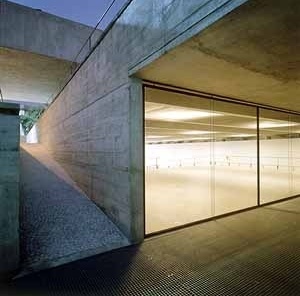 MuBE. Pórtico, praça e museu. Foto Nelson Kon