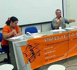 Mesa Redonda coordenada por Maísa Veloso (à esquerda) e Gleice Elali (à direita), com José Roberto Merlin ao centro