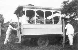 Paseo de Chapéu Virado, el Ford atolló / Belém 22 de mayo de 1927 / Non Ducor. Foto Mário de Andrade. Fonte da imagem: SCHWARTZ, Jorge (org.). Brasil 1920-1950: de la antropofagia a Brasilia. Valência, IVAM Centre Julio Gonzalez / Generalitat Valenciana,