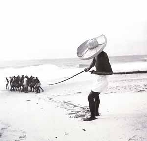 Hombre con sombrero (Puxada do Xaréu), cerca de 1960. Foto Marcel Gautherot. Fonte da imagem: SCHWARTZ, Jorge (org.). Brasil 1920-1950: de la antropofagia a Brasilia. Valência, IVAM Centre Julio Gonzalez / Generalitat Valenciana, 2000