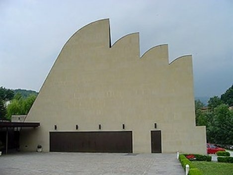 Santa Maria Assunta, Riola, Bolonha, Itália, 1966/80. Vista exterior, elevação principal do templo [http://paolyno.ath.cx/~pg/foto/nonna/riola1.jpg]