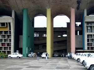 Palácio da Justiça, Le Corbusier, 1951-1952, Chandigard, Índia<br />Foto Marcio Cotrim
