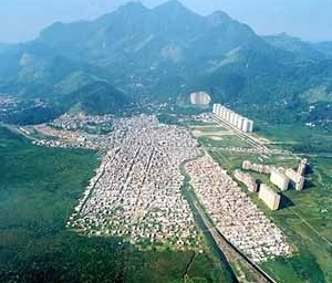 Rio das Pedras, arquiteto Jorge Mario Jáuregui, Favela-Bairro, Rio de Janeiro<br />Foto de Tiago Santana