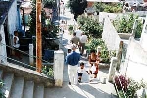 Serrinha, rua Balaiada antes da intervenção, arquiteto Manoel Ribeiro, Favela-Bairro, Rio de Janeiro