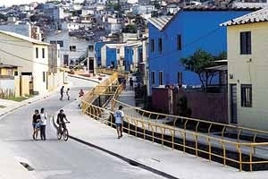 Jardim Esmeralda / Iporanga, vista depois da intervenção, arquiteto Raymundo de Paschoal, Guarapiranga, São Paulo<br />Foto de João Urban