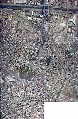2.1. Foto aérea dos bairros da Luz, Santa Ifigênia, Bom Retiro, até a Marginal do Tietê Fonte: BASE, 2000