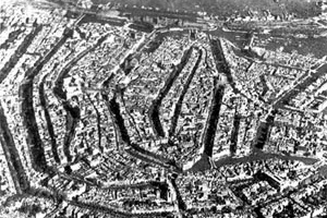 Uma zona experimental para a deriva. O centro de Amsterdã, que será explorado sistematicamente por equipes situacionistas em abril-maio de 1960