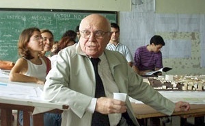 Francisco Bolonha em banca final de uma turma de Projeto de Arquitetura 5 na FAU/UFRJ<br />Foto Marcia Poppe, 2003