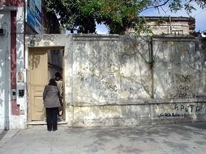 Fachada de uma casa invadida<br />Foto El Ceibo 