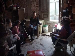 ONG da Nova Zelândia, cujos membros vieram conhecer a experiência das Casas Invadidas e estão filmando com os habitantes<br />Foto El Ceibo 
