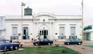 Edificio de la municipalidad de Monte Caseros frente a la plaza principal