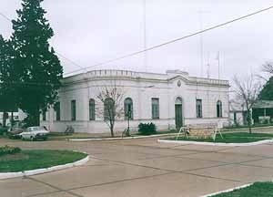 Edificio de la comisaría de Monte Caseros - frente a la plaza principal Cristóbal Colón