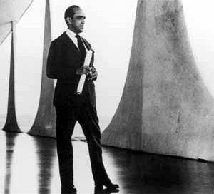 Oscar Niemeyer na varanda do Palácio do Alvorada. Acervo DPHA-DF<br />Foto M. M. Fontenelle
