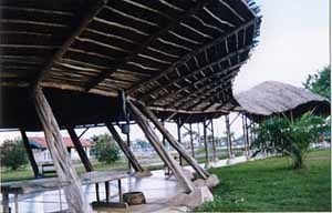 Circulação coberta, ponto de encontro e convívio comunitário da Aldeia SOS do Amazonas, Manaus, 1994, Arquiteto Severiano Porto.<br />Foto Mirian Keiko Ito Rovo