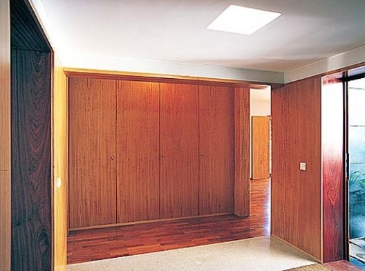 Casa Milhundos, hall de entrada, vista para a sala<br />Foto Luís Ferreira Alves