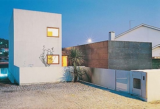 Casa Milhundos, elevação Noroeste, acesso<br />Foto de Luís Oliveira Santos