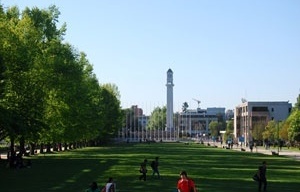Fig. 16 - Universidade de Concepción. Explanada, vista da biblioteca ao Fórum aberto<br />Foto Verónica Esparza S, Octubre 2008