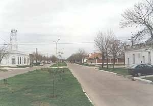 Calle Colón - Todas las calles de Monte Caseros son avenidas - con um encho de 35 metros - y la mayoria de sus canteros centrales están cuidadosamente parquizados