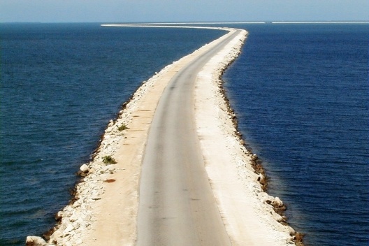 Dique sobre o mar, de 48 km de extensão, que comunica a Caibarien com o Cayo Santa María. Obra que ganhou no ano 2001 o prêmio Internacional Espanhol Ponte de Alcantara