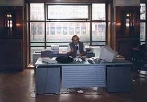 Éolo Maia preparando palestra na Câmara de Arquitetos de Berlim em 1997, concurso para o Bairro Amarelo em Hellersdorf. Ao fundo edifícios da antiga Stalin Allee em Berlim Oriental