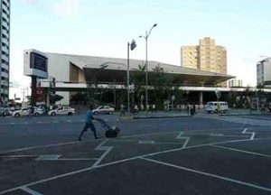 Figura 7: A fachada frontal reduzida a uma única aresta<br />Foto do autor