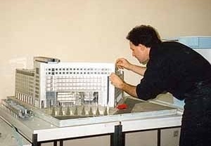 Francisco Spadoni, arquiteto brasileiro no escritório de Kenzo Tange, concluindo a maquete do Grand Ecran de Place d´Italie, que seria inaugurado em 1991