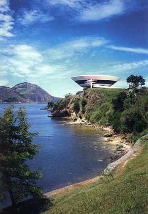 Museu de Arte Contemporânea de Niterói, Oscar Niemeyer, Rio de Janeiro<br />Foto Paul Meurs