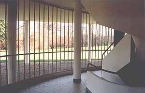 Vista do espaço coberto de transição no pilotis desde o hall principal<br />Foto Carlos Alberto Maciel