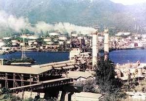 Fábrica de cemento Mercerón, Santiago de Cuba. Al fondo la Sierra Maestra