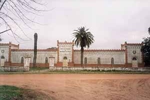 Edificio de la comisaría de Monte Caseros - frente a la plaza principal Cristóbal Colón