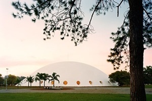 Palácio das Artes, atual Oca, São Paulo, 1954, arquiteto Oscar Niemeyer<br />Foto Nelson Kon